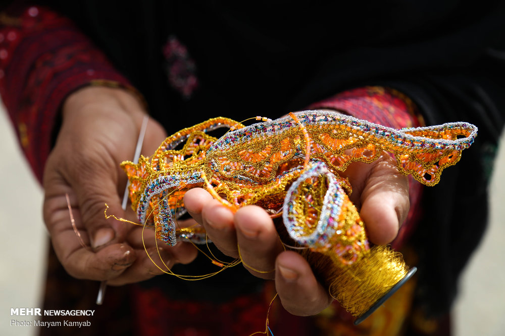 عکس/ «زری بافی» هنر ایرانی زنان جاسک