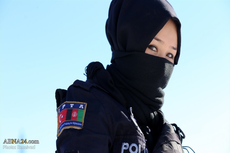 آموزش نظامی زنان پلیس افغانستان در زمستان
