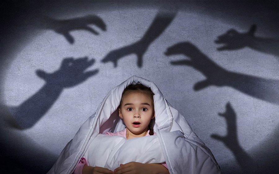 چرا کودکان از تاریکی می‌ترسند؟