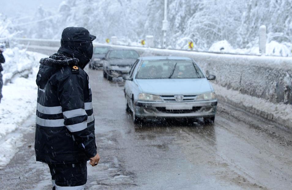 آغاز بارش برف در جاده‌های مازندران؛ رانندگان احتیاط کنند