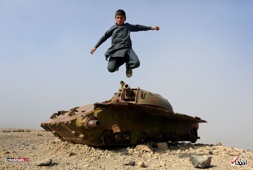 بازی یک پسر افغان بر روی بقایای تانک