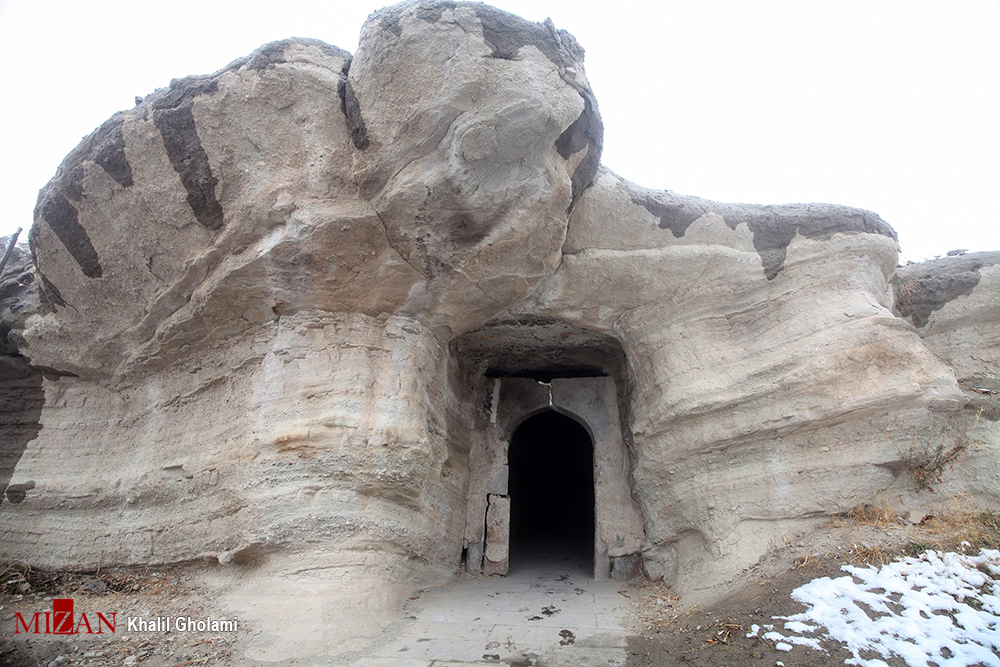 عکس/ مسجدی در دل تپه‌ای صخره‌ای