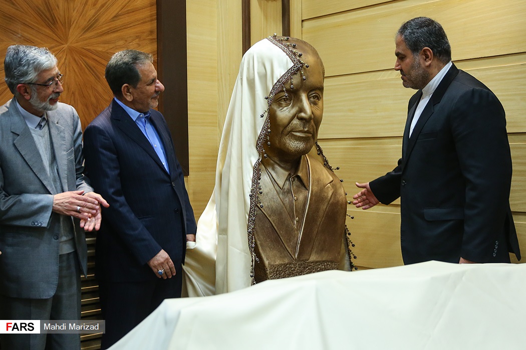 رونمایی از تندیس کارآفرین نیکوکار توسط جهانگیری