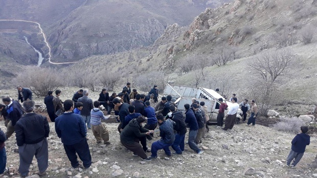 سقوط خودرو تویوتا به دره در سروآباد یک کشته بر جا گذاشت