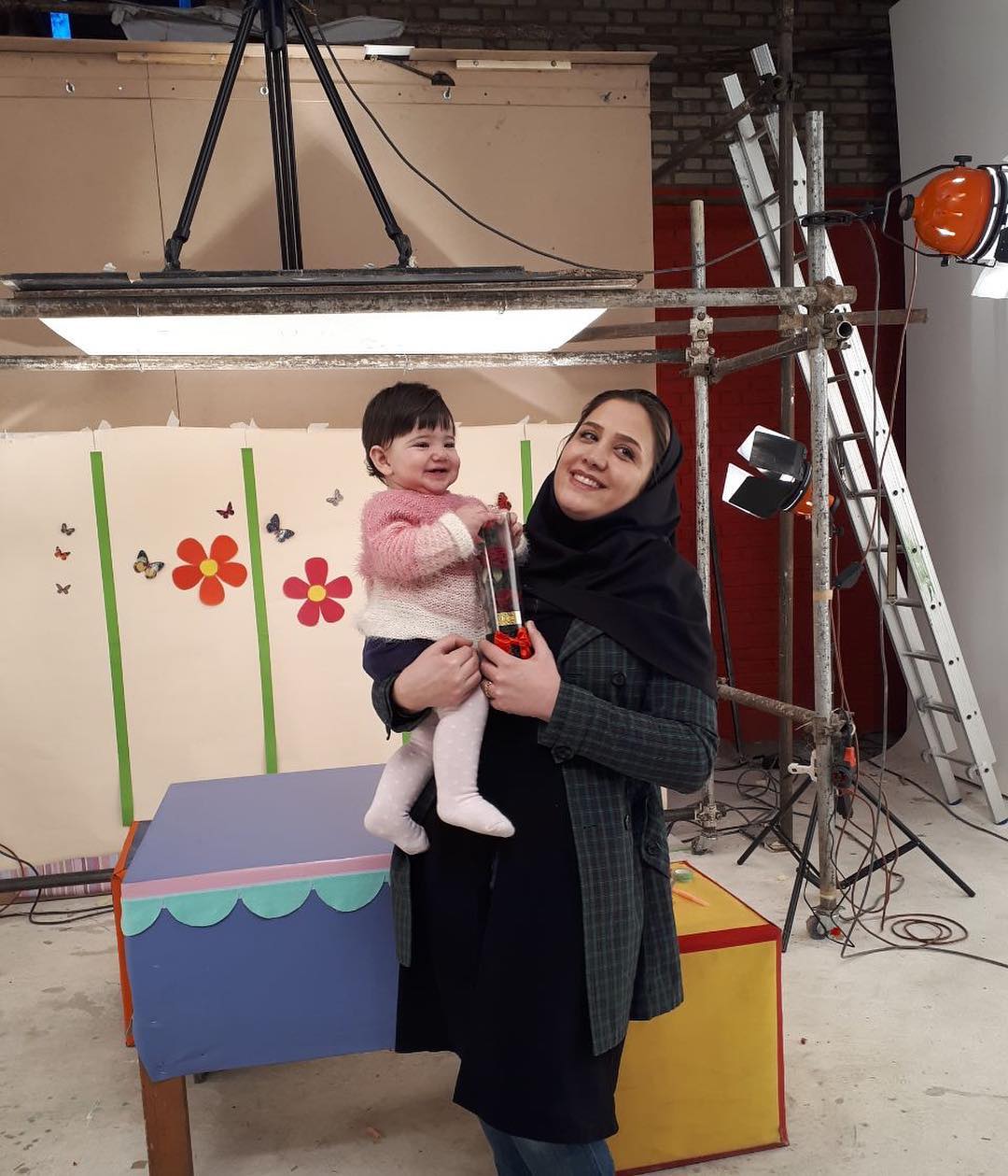 چهره ها/ غافلگیری خاله سارا توسط دختر کوچولویش