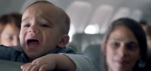 4گوشه دنیا/ روش جالب زوج جوان برای آرام کردن کودک خود در پرواز !