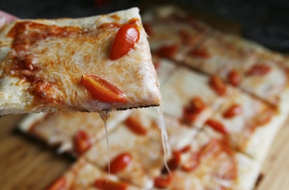 پيتزا گوجه فرنگي با خمير نان سير