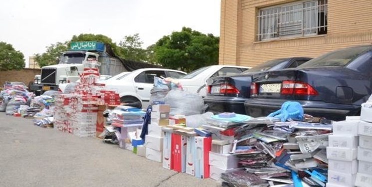  توقیف خودروی حامل پارچه‌های قاچاق در شازند