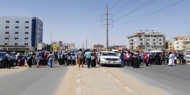 معترضان سودانی دل‌پُری از البشیر دارند