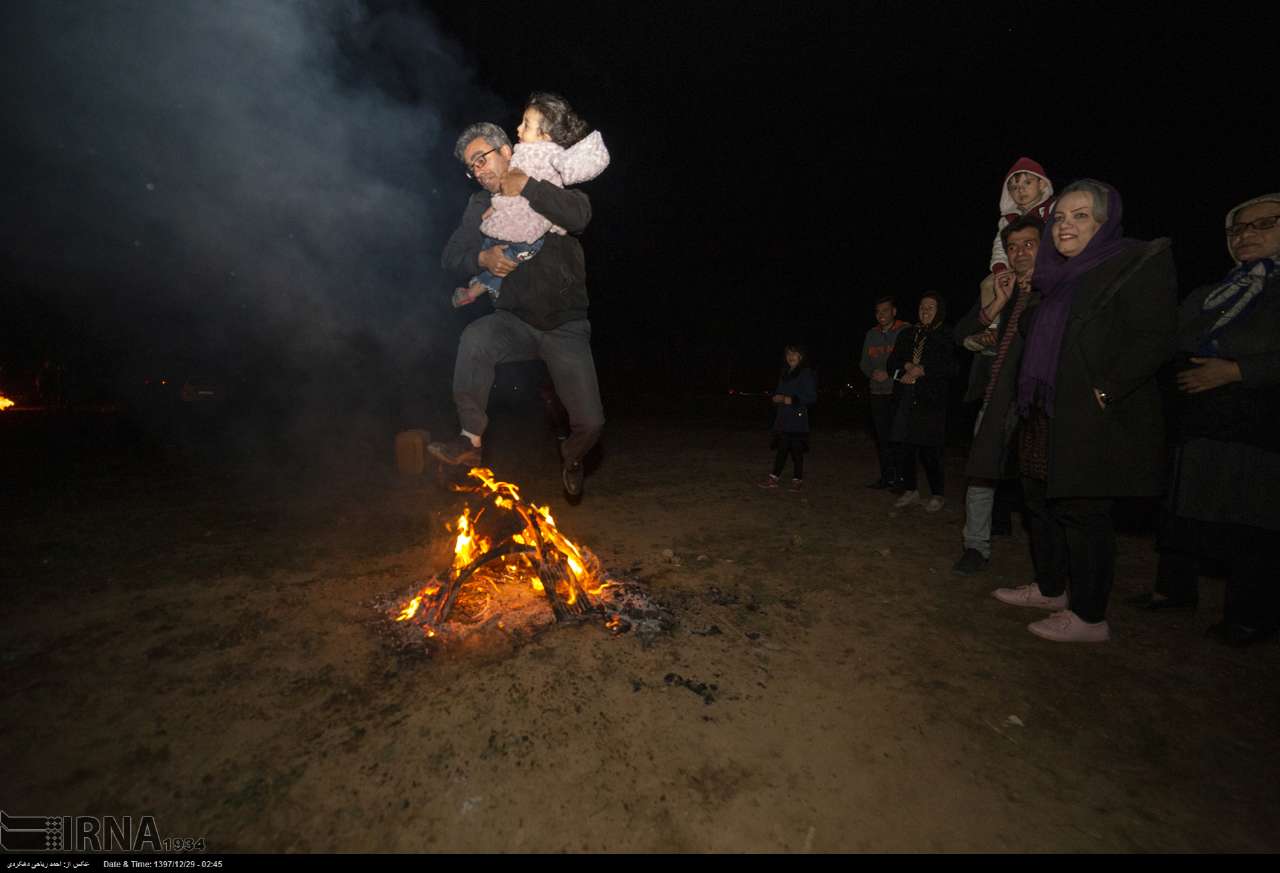 عکس/ پریدن از روی آتش به همراه کودک در چهارشنبه سوری