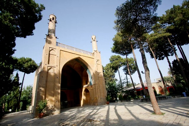معماری اسرار آمیز منارجنبان اصفهان