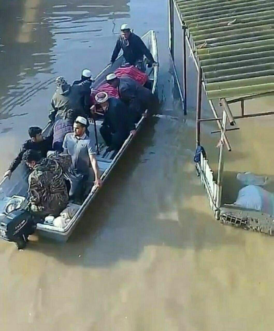عکس/ حمل پیکر مادر شهید با قایق در «آق قلا»