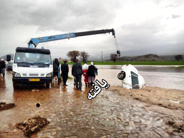 عکس/ ورود سیلاب به جاده (خرم‌آباد- چگنی) و سقوط خودرو