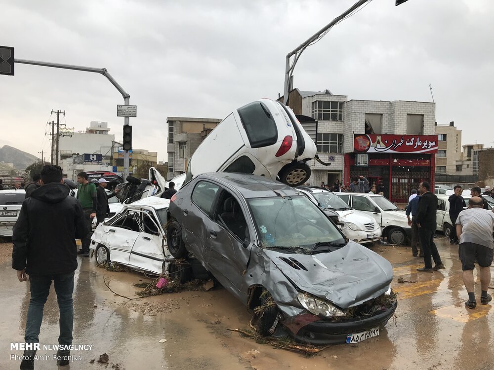 عکس/ ببینید قهر طبیعت و سیل در شیراز با خودروها چه کرد!