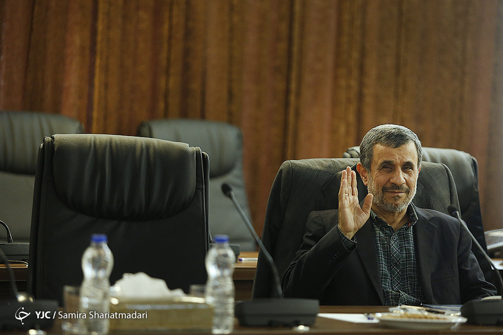 تک و تنها بودن احمدی‌نژاد در جلسه مجمع تشخیص مصلحت