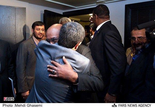 احمدی‌نژاد در آغوش عمرالبشیر