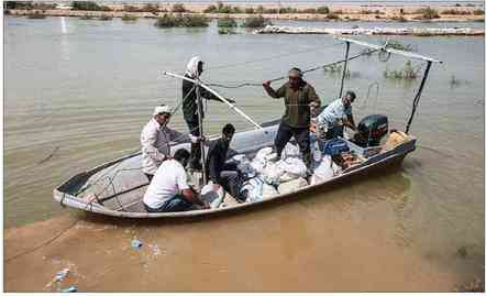 سیل خوزستان؛ قایق‌‌سواری روی آسفالت