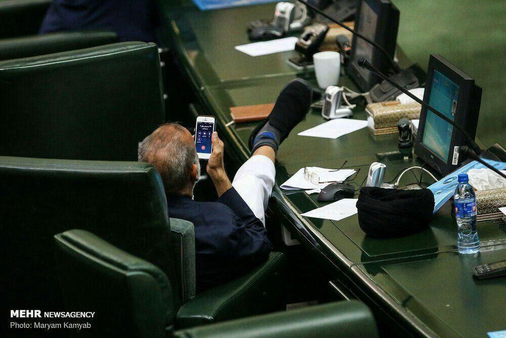 عکس جنجالی نماینده میناب در مجلس 