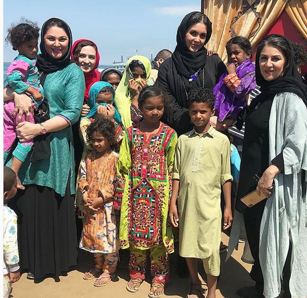 خواهران اسکندری در میان کودکان سیستان و بلوچستان