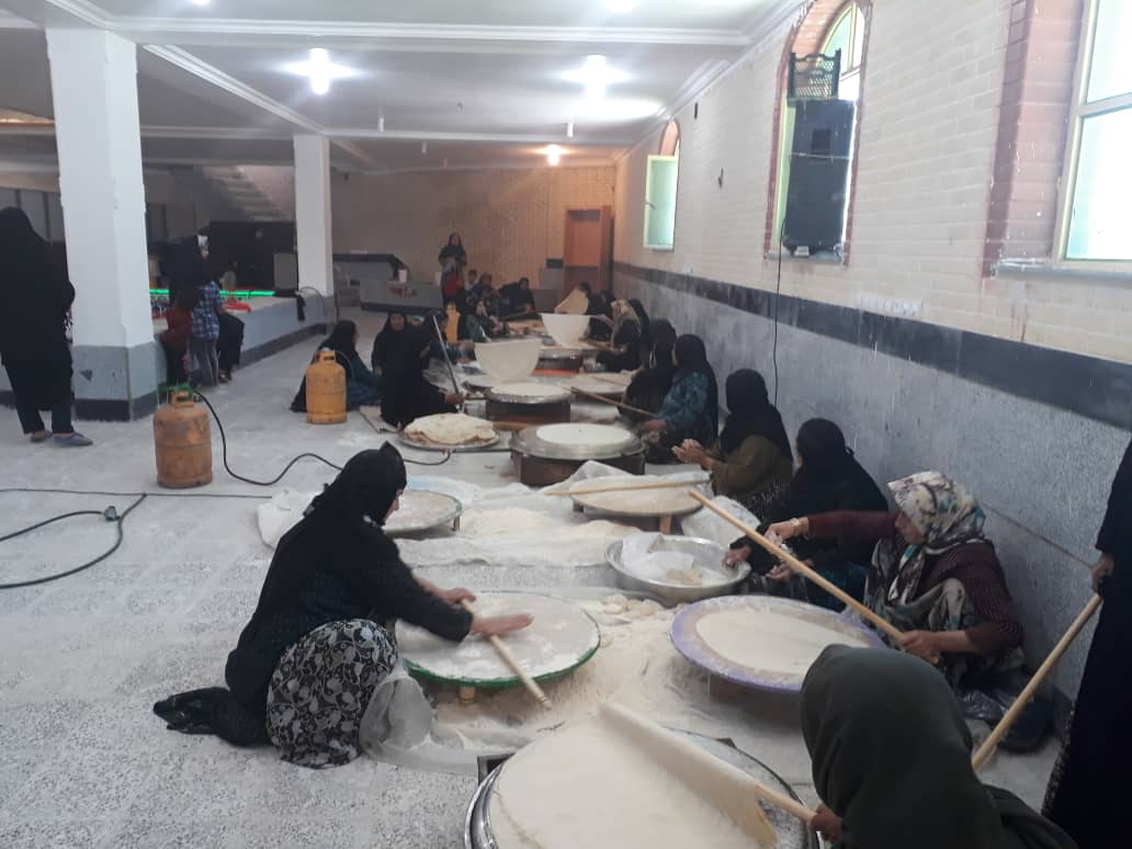 پخت نان محلی برای مناطق سیل زده در قلعه رئیسی