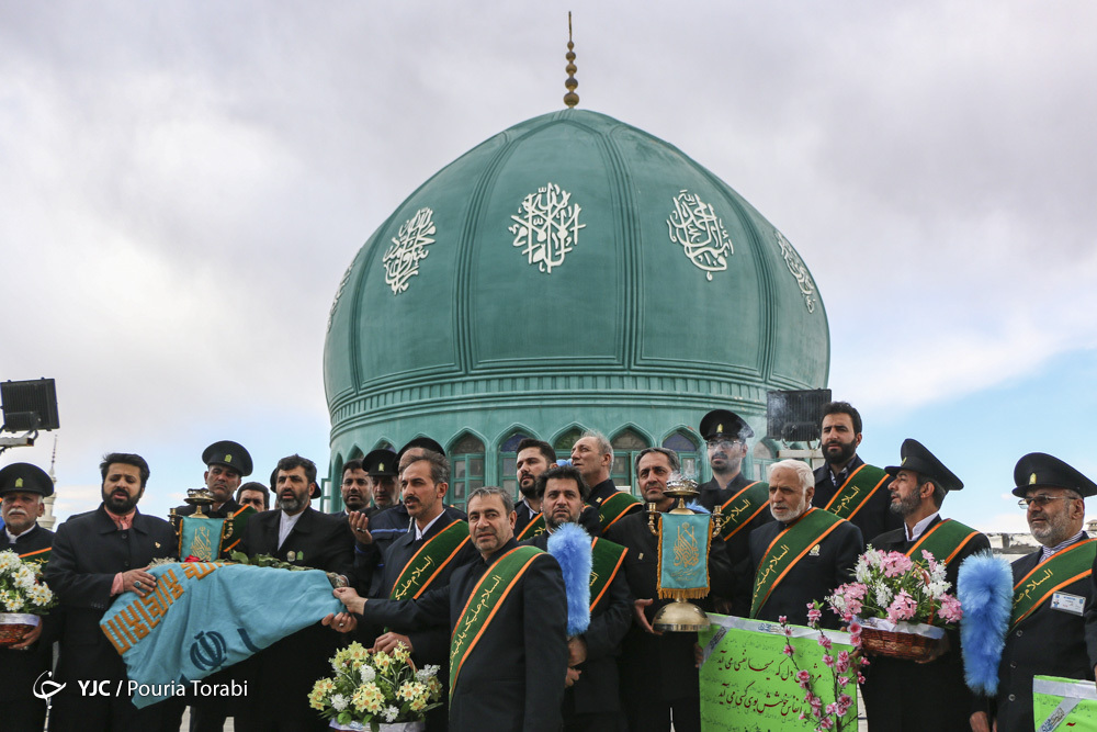 عکس/ تعویض پرچم گنبد فیروزه‌ای مسجد جمکران در آستانه نیمه شعبان