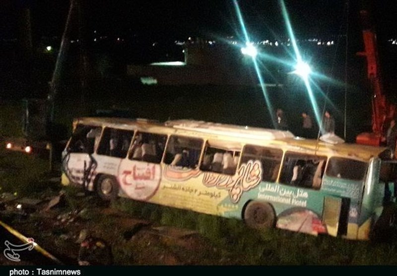 تعداد کشته‌ها و مصدومان واژگونی اتوبوس در لرستان به ۴۳ نفر رسید