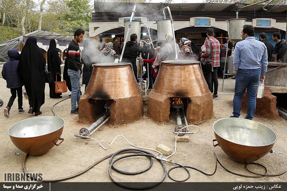 تصاویری جالب از گلاب گیری زنده در مجموعه تاریخی سعدآباد