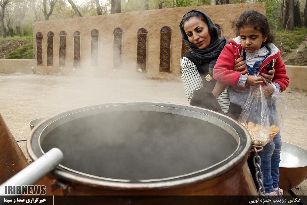 تصاویری جالب از گلاب گیری زنده در مجموعه تاریخی سعدآباد