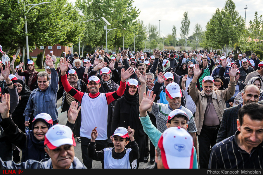 مسابقه طناب کشی در حاشیه پیاده‌روی خانوادگی کارگران