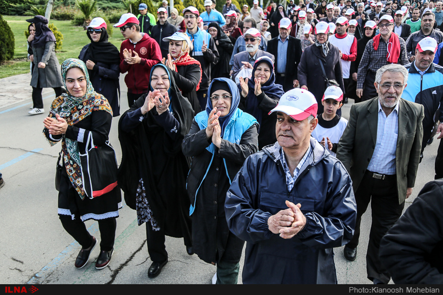 مسابقه طناب کشی در حاشیه پیاده‌روی خانوادگی کارگران