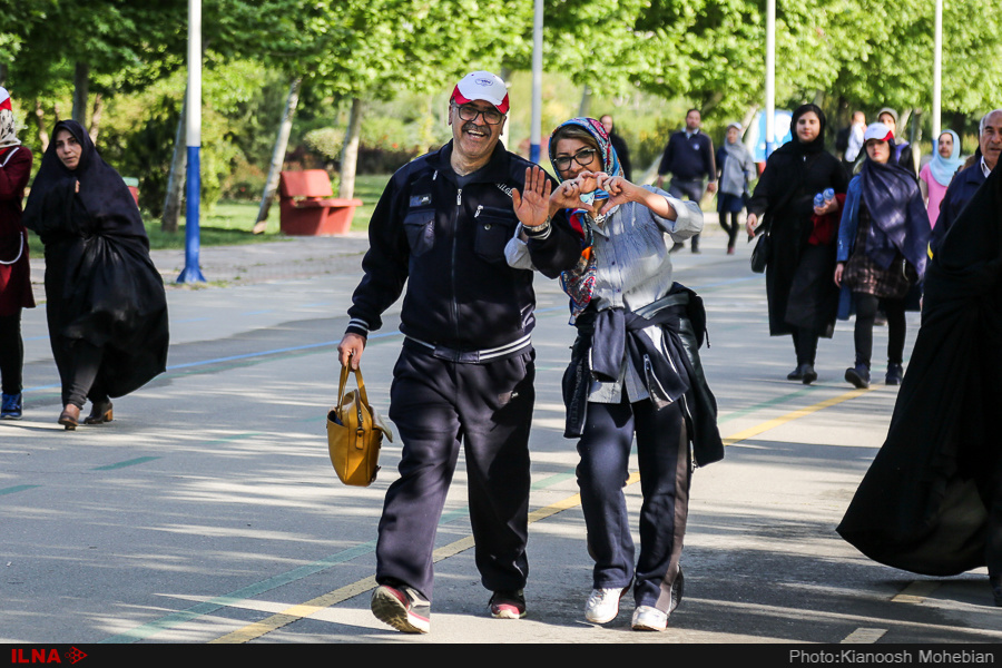 مسابقه طناب کشی در حاشیه پیاده‌روی خانوادگی کارگران