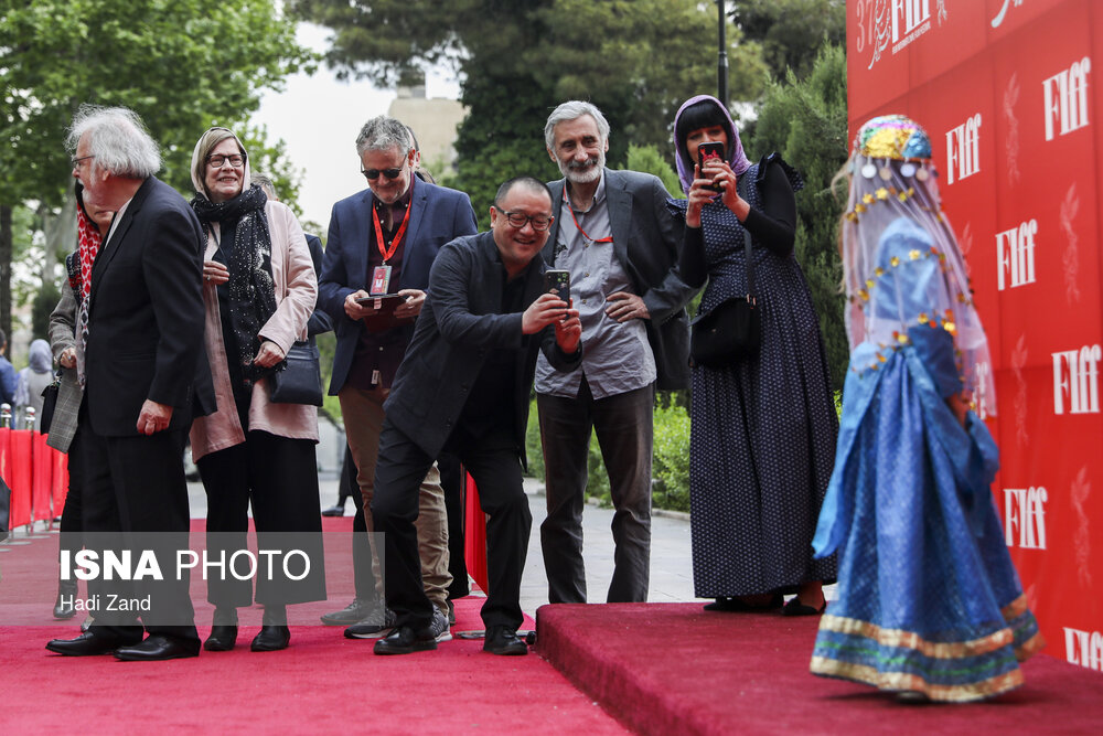 ذوق زدگی مهمانان خارجی در جشنواره جهانی فجر از دیدن لباس سنتی ایرانی