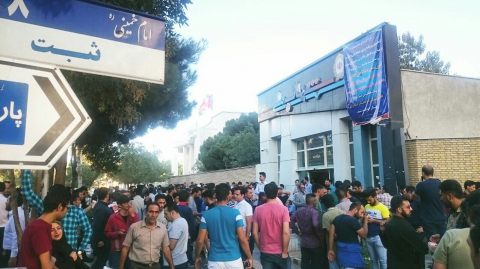 همتی: خریداران دلار ضرر می‌کنند