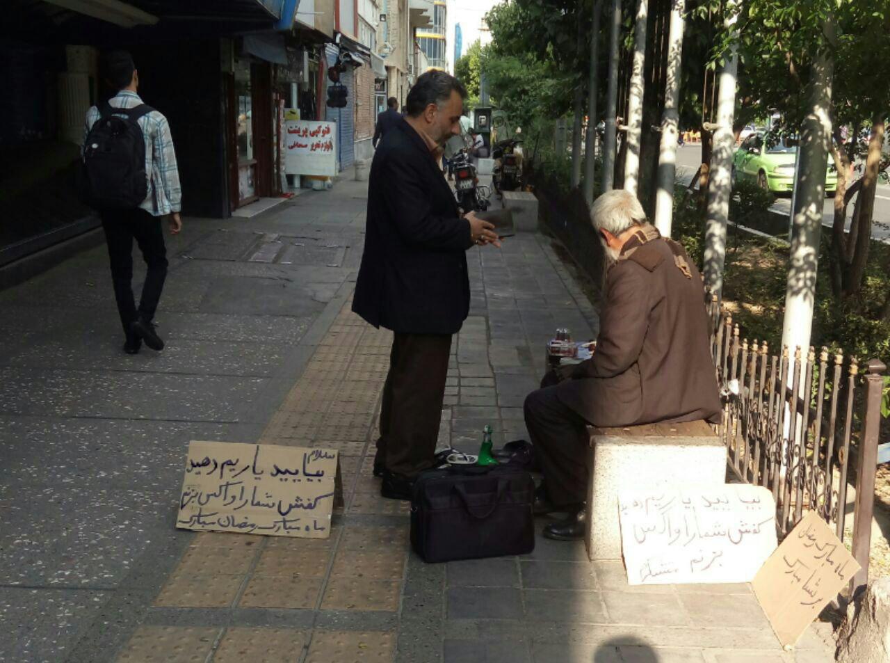 واکس زدن رایگان کفش مردم به مناسبت ماه رمضان