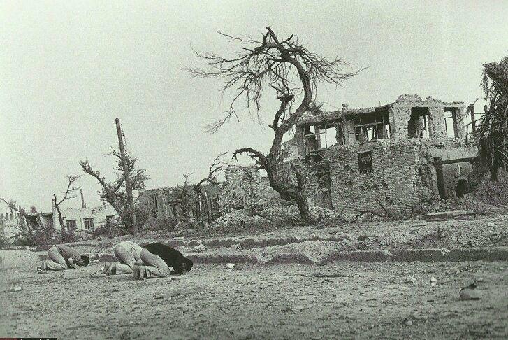 سجده شکر رزمندگان پس از ورود به خرمشهر