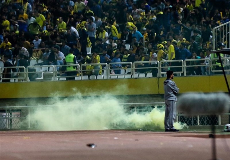 آسیب به چند خودرو/ پرسپولیسی‌ها حبس شدند!