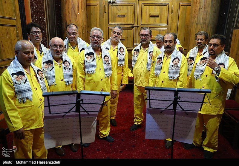 اجرای گروه سرود متفاوت با لباس اسرای ایرانی