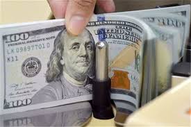 چرا با کاهش قیمت دلار، قیمت کالاها پایین نمی‌آید؟