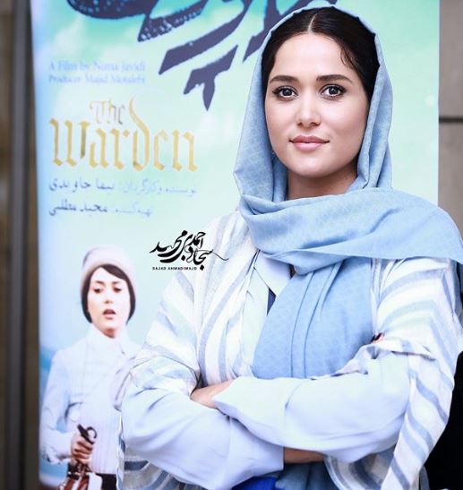 چهره ها/ تیپ ساده و آبی‌پوش پریناز ایزدیار