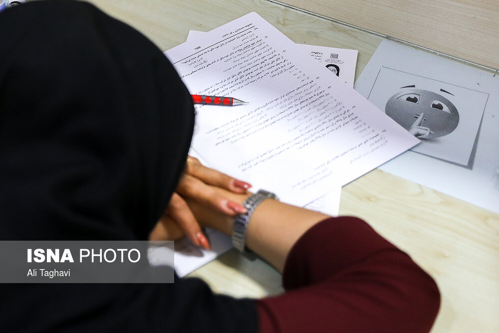عکس/ چرت زدن سر جلسه آزمون، احوالات بچه های پشت کنکوری