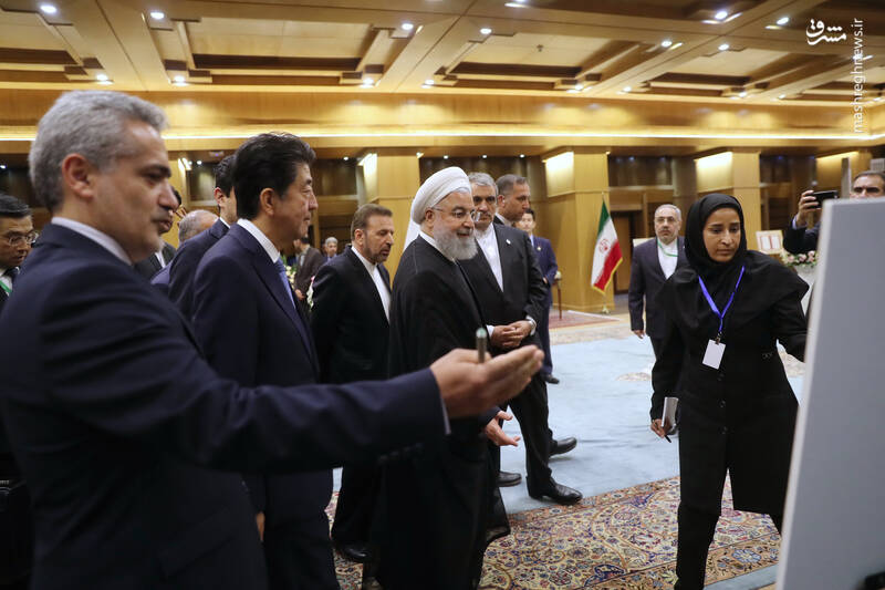 عکس/ دیدار روحانی و آبه از نمایشگاه نودمین سال روابط دو کشور