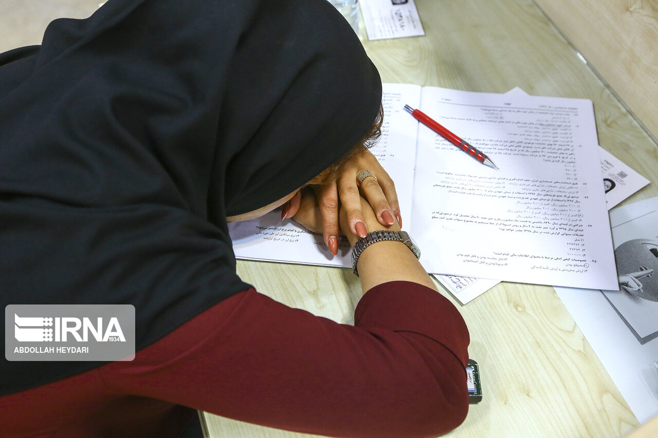 عکس/ چرت زدن سر جلسه آزمون، احوالات بچه های پشت کنکوری