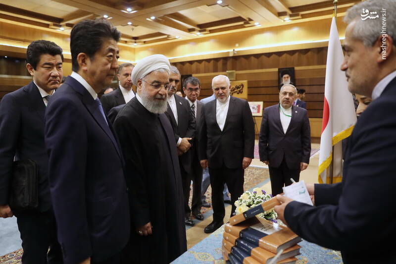 عکس/ دیدار روحانی و آبه از نمایشگاه نودمین سال روابط دو کشور