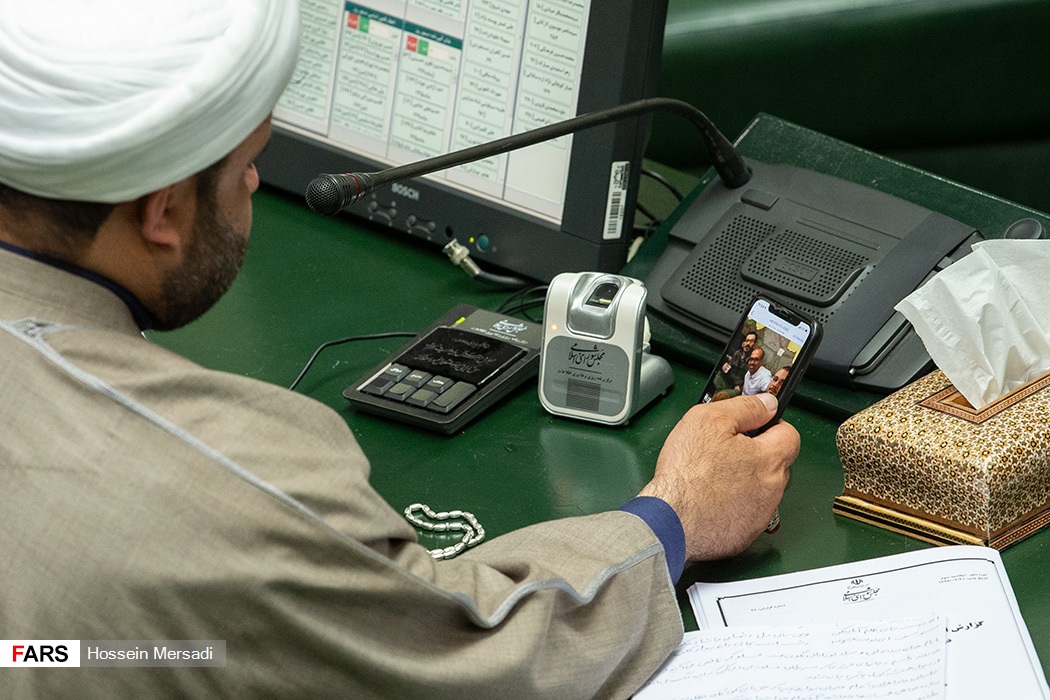 آقای نماینده در حال بررسی عکس فرزندان وزیر نیرو
