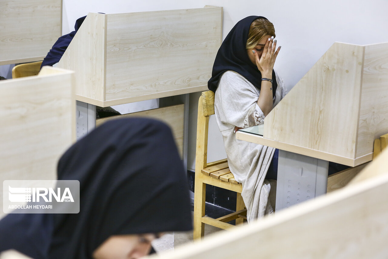 عکس/ چرت زدن سر جلسه آزمون، احوالات بچه های پشت کنکوری
