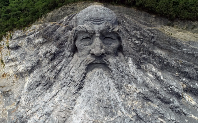 مجسمه نخستین فرمانروای افسانه‌ای چین روی صخره‌ها