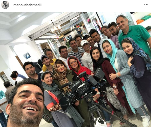 چهره ها/ سلفی دسته جمعی منوچهر هادی با عوامل سریال دل