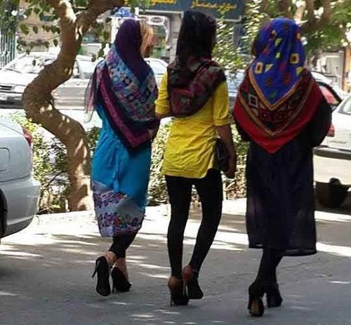 گزارشی از شلوارهای 90سانتی، بلوزهای بالای ناف و مانتوهای جلوباز