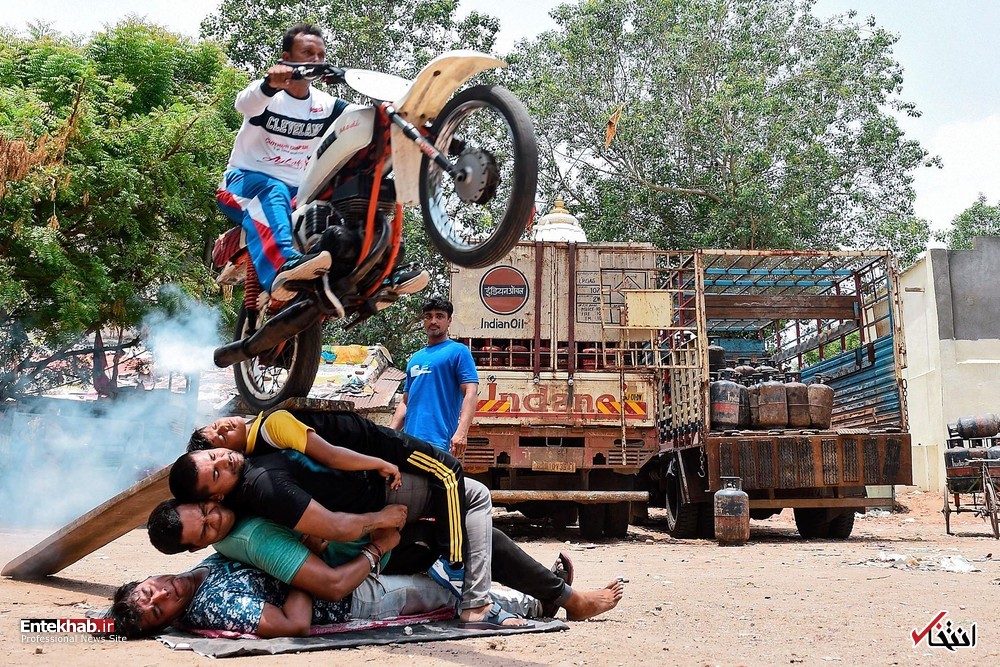 پرش خطرناک یک مرد هندی با موتور از روی 4 نفر!