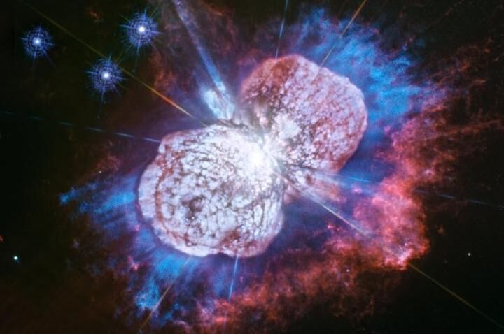 عکاسی تلسکوپ هابل از آتش‌بازی ستاره‌ها